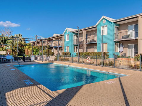 Waters Edge Apartment With Jetty - Dentist Find 1