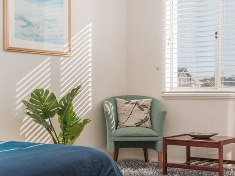 Waters Edge Apartment With Jetty - Dentist Find 2