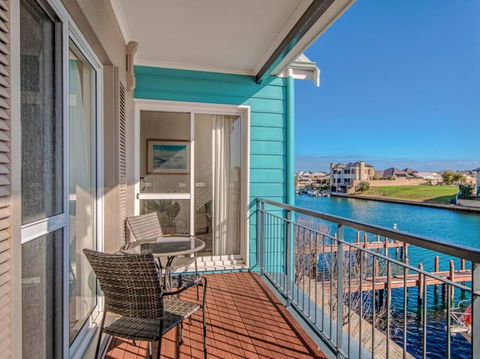 Waters Edge Apartment With Jetty - Dentist Find 0