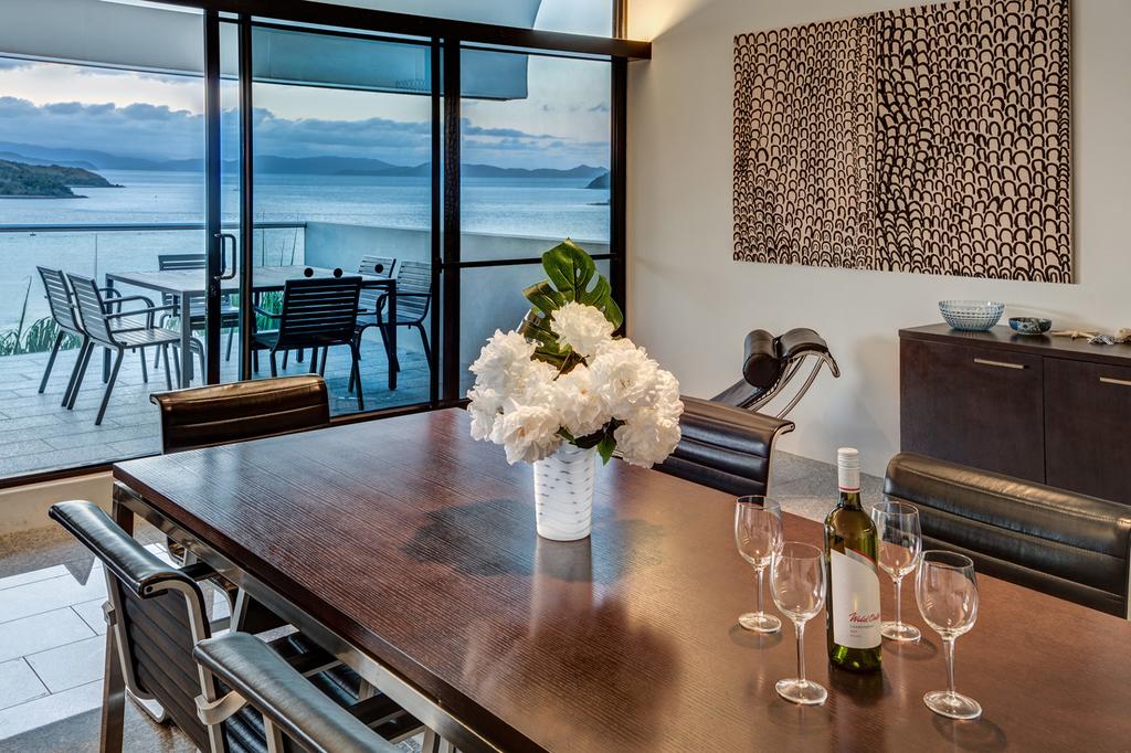 Waves 3 Luxury 3 Bedroom Endless Ocean Views Central Location  Buggy