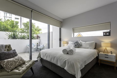 Well-Appointed 3 Bedroom, 2 Bath, Parking & Pool - Dentist Find 3