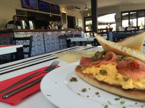 Dolly’s Bar & The Hibiscus Tavern - Dentist Find 2