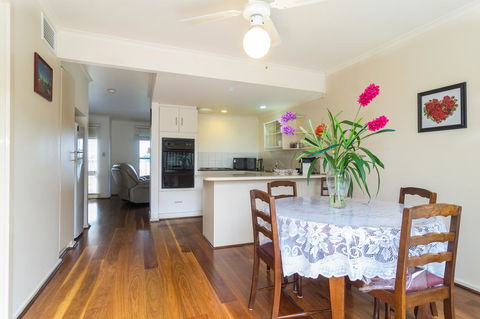 West Lakes Townhouse - Dentist Find 2