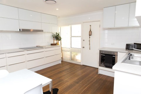 White Beach Cottage - Dentist Find 1