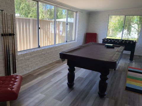 White Cottage - Dentist Find 0