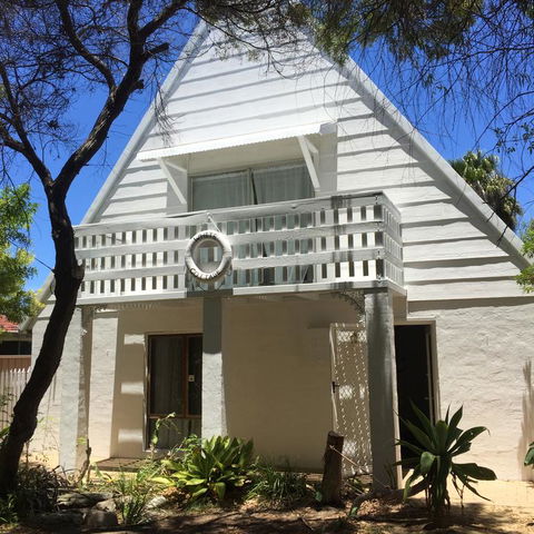 White Cottage - Dentist Find 3