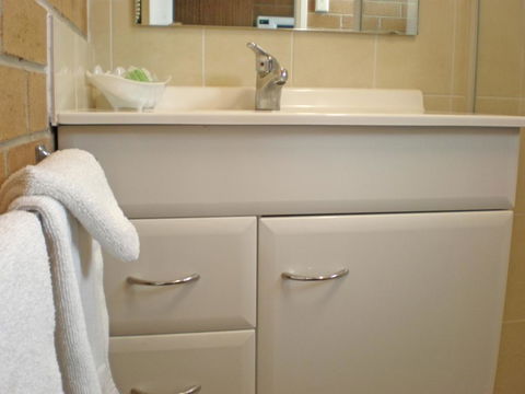 White Lanterns Motel - Dentist Find 2