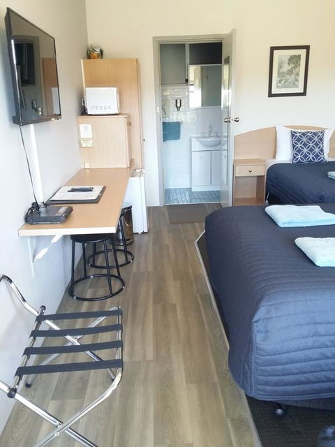 White Manor Motel - Dentist Search 1
