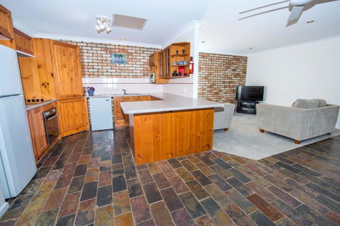 Whitesands Road, Unit 2/12 - Dentist Find 3
