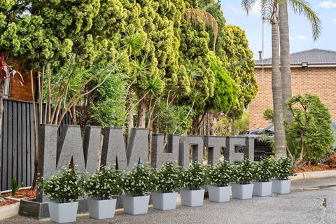 WM Hotel Bankstown - Dentists Australia 0