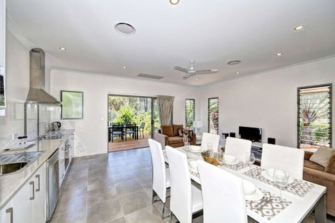 Woodgate Beach Houses - Dentist Find 2