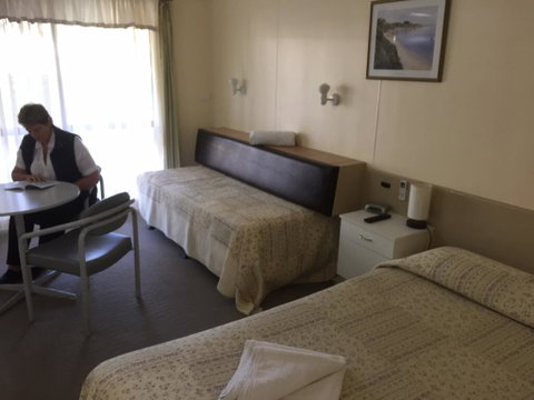 Woodmans Hill Motel - Dentist Find 1