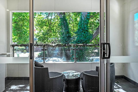 Woody Lifestyle One Bedroom Apartment - Dentist Search 0