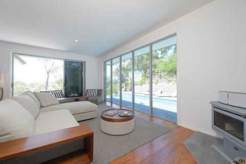 YARINGA - Retreat Style Accomodation With Swimming Pool - Dentists Australia 0