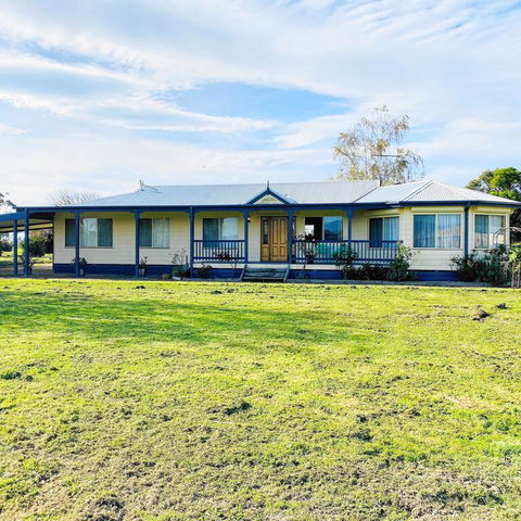 Yarragon 4 Bedroom House In Gippsland - Dentist Find 3