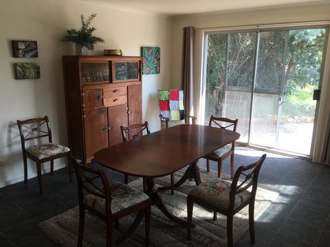Yarram Cottage: Art And Accommodation - Dentists Australia 3