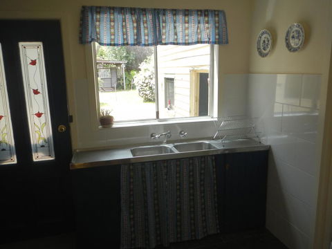 Yarram Cottage: Art And Accommodation - Dentists Australia 2