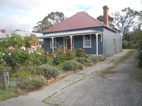 Yarram Cottage: Art And Accommodation - Dentists Australia 1