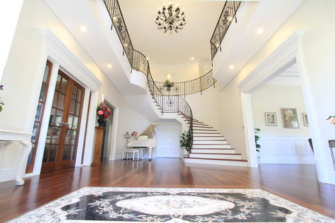 Yatahlia Manor Luxury Homestay - Dentist Find 2