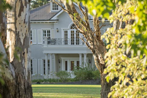 Yatahlia Manor Luxury Homestay - Dentist Find 1