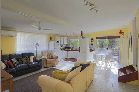 Yellow Cottage - Bush And Beach - Dentist Find 1