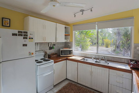 Yellow Cottage - Bush And Beach - Dentist Find 3