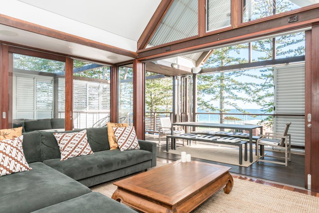 Your Luxury Escape - On The Bay - Stunning Beachfront Apartment