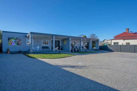 Zoo Villas : Villa Zebra - Central Wynyard - Dentist Find 2