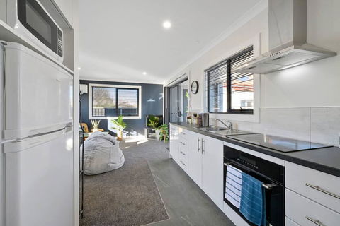 Zoo Villas: Villa Giraffe - Central Wynyard - Dentist Find 1