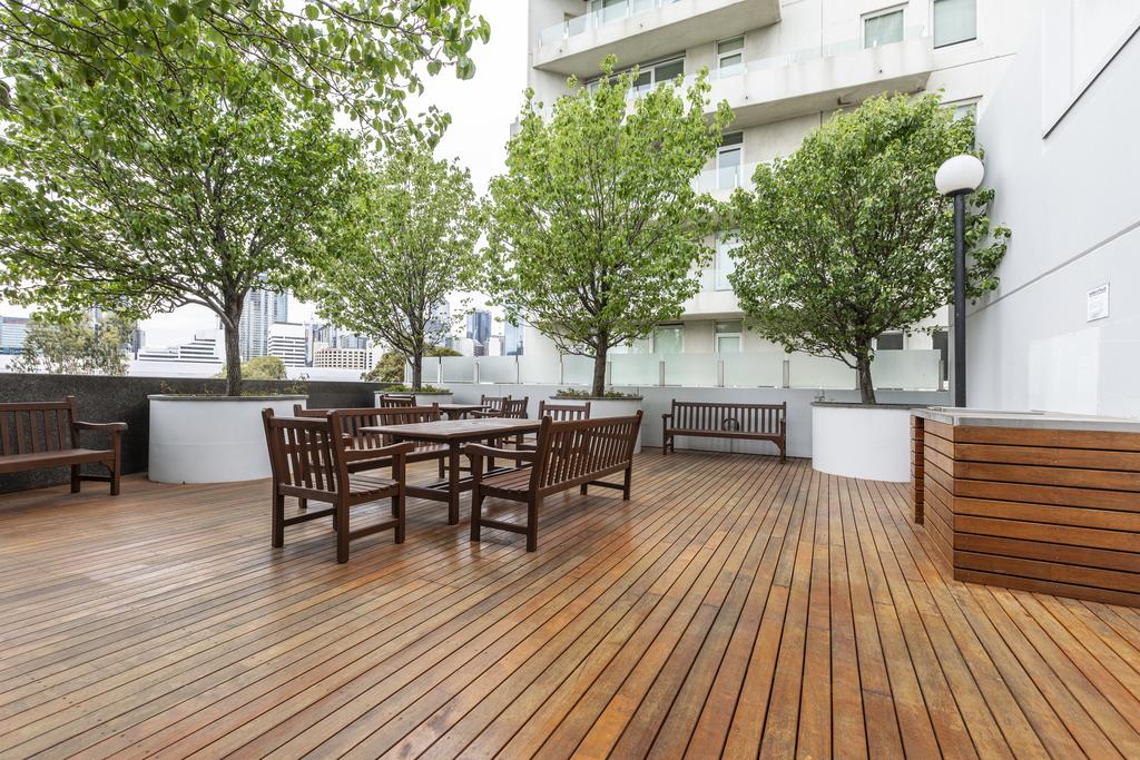 of SouthbankLight filled apartmentHUGE private terrace with city viewsParkingPoolGymWiFi
