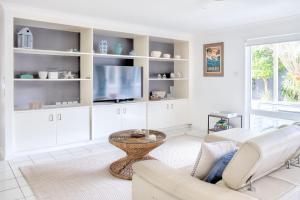 Relax At Bokarina Beach House Walk To Beach Relax By The Pool - Dentist Find 6