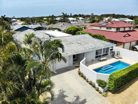 Relax At Bokarina Beach House Walk To Beach Relax By The Pool - Dentist Find 2