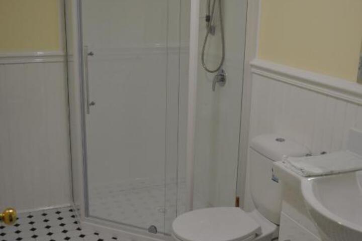 Roslyn House B  B