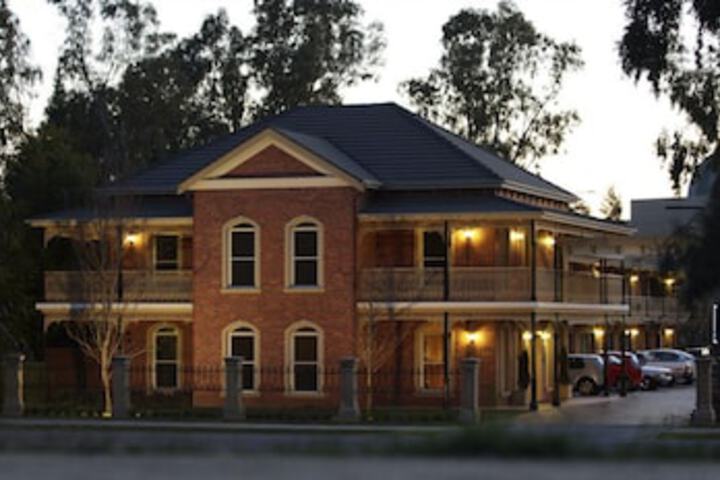 Carlyle Suites  Apartments
