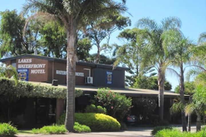 Lakes Waterfront Motel  Holiday Cottages