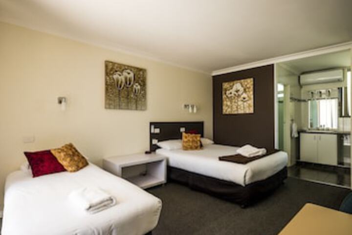Plainsman Motel