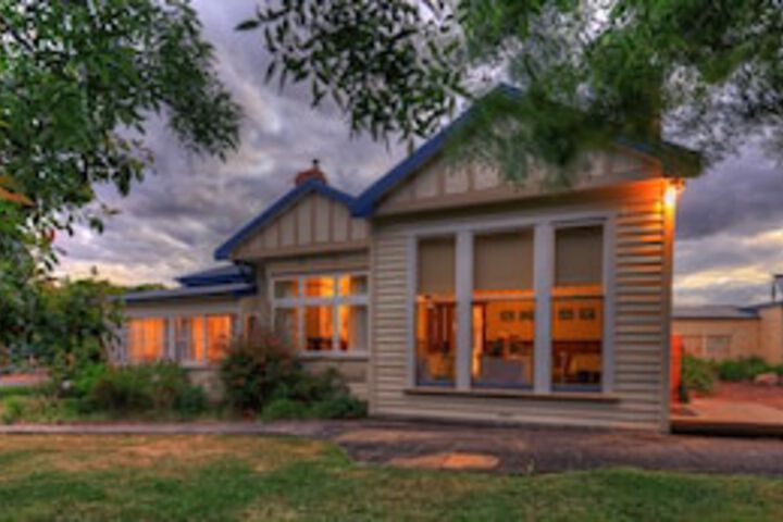 Acacia Bed  Breakfast