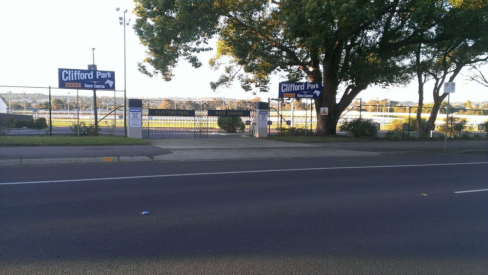 Clifford Park Holiday Motor Inn