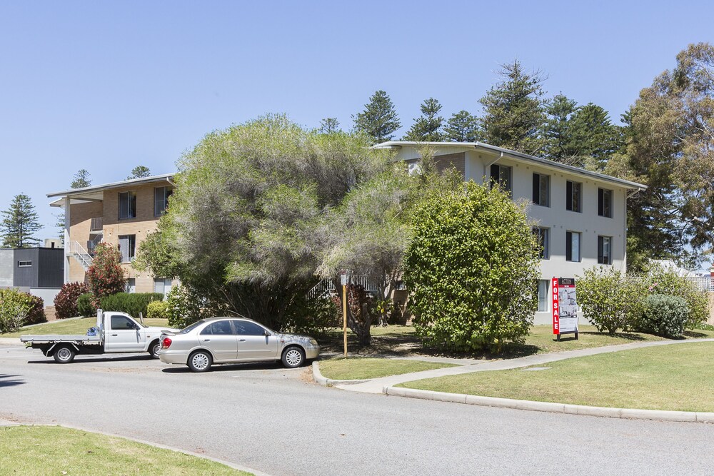 Cottesloe Beach Pines Apartment