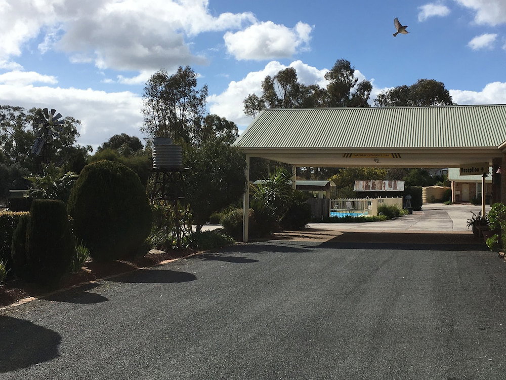 Tuckerbox Motor Inn