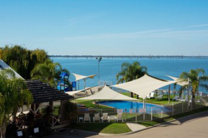 Lake Edge Resort