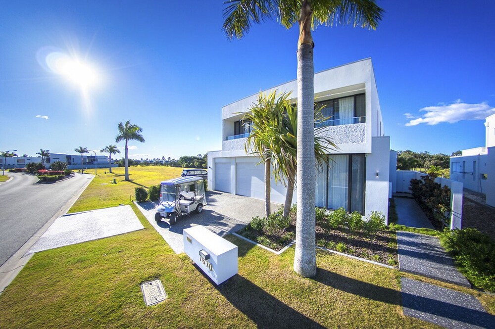 The Pinnacle at Hope Island Resort