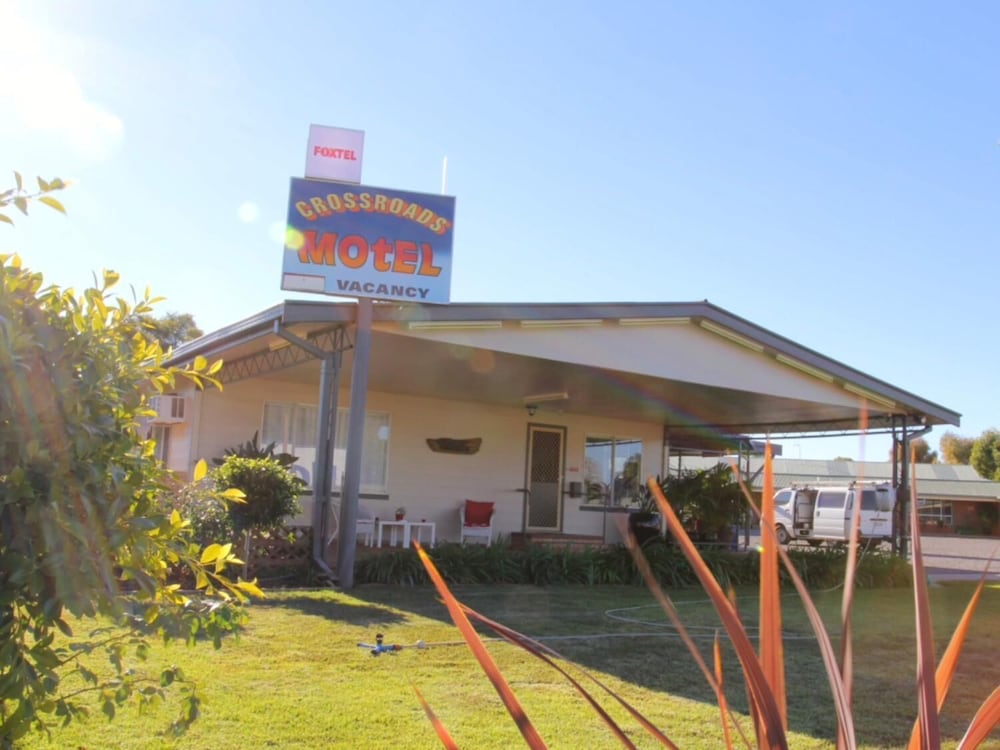 crossroads motel