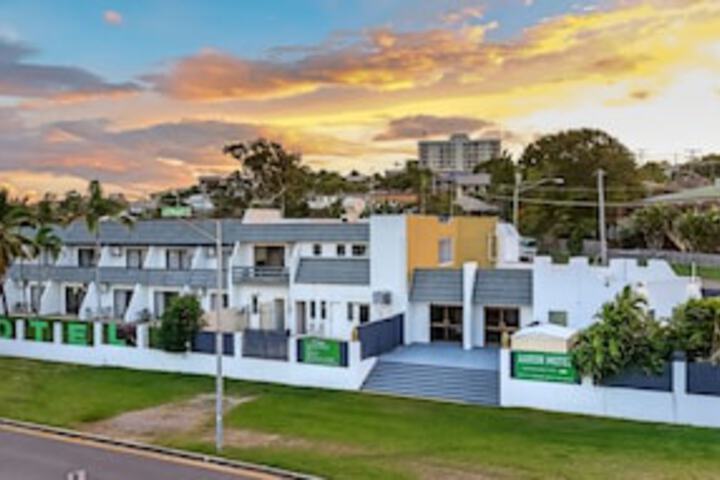 Aaron Motel