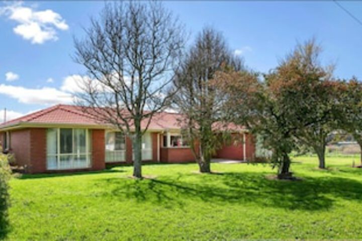 Impressive Hobby Farm Close in Bungaree