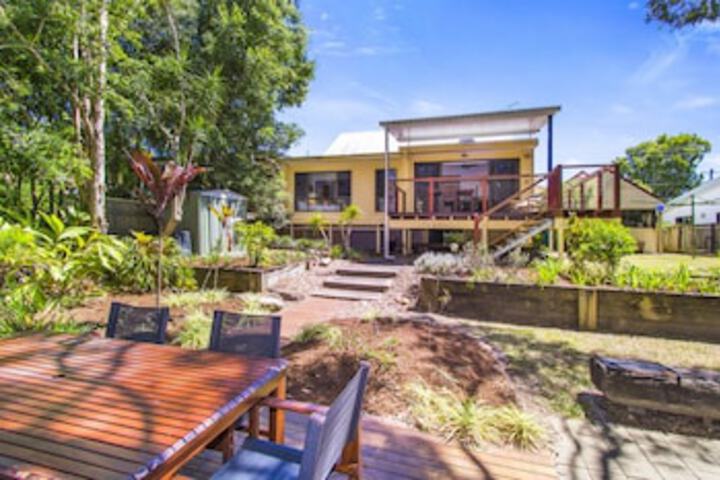 CABARITA BEACH BLISS HOLIDAY HOME on the LAKE