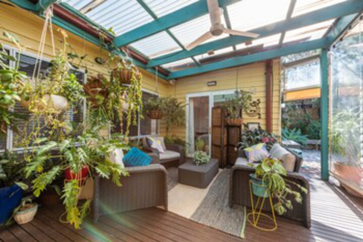 Gorgeous family retreat next to the CBD