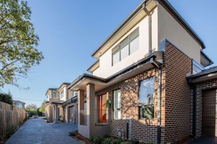 AUJOY 4 Bed Townhouse Burwood 2
