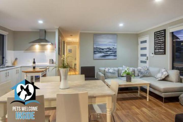 Almost New Sea Lake Views