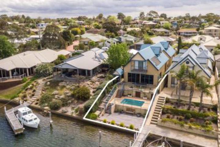 The Loft Waterfront with Private Pool